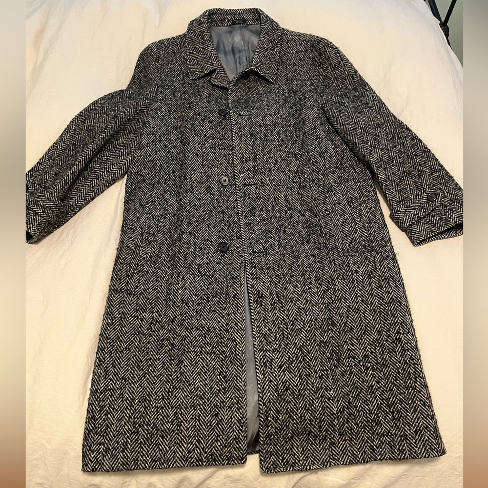 Vintage men’s long wool coat. Size Large. Black/white pattern. Classic. $40